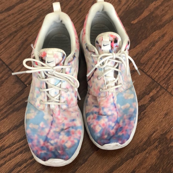 Nike Cherry Blossom Roshe - Picture 2 of 3